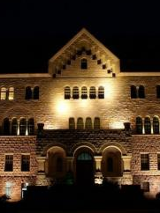 Oświetlony zamek nocą