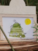 papierowy teatr kamishibai zamknięty w drewnianej skrzynce