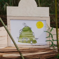 papierowy teatr kamishibai zamknięty w drewnianej skrzynce