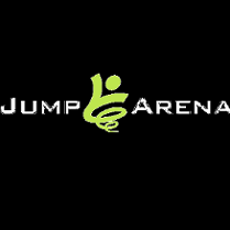 Biały napis jump arena na czarnym tle, po środku zielone logo firmy.