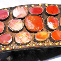 Pas z korneolami z kolekcji Muzeum Etnograficznego