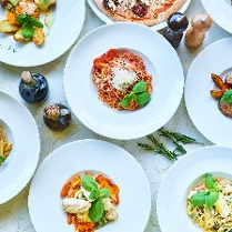 Zdjęcie, białe, głębokie talerze wypełnione różnymi makaronowymi daniami.