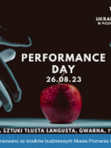 Zdjęcie przedstawiające bordowe jabłko i wyciagnięte w jego kierunku dłonie. Dominują ciemne, czarno-niebieskie barwy. Na środku tytuł wydarzenia i data.