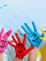 plakat - ręce dzieci pomalowane w kolorowe buźki