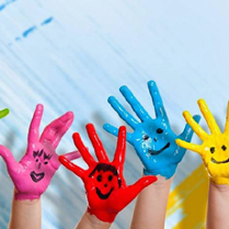 plakat - ręce dzieci pomalowane w kolorowe buźki