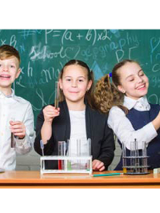 dzieci z probówkami