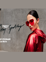 Zdjęcie artystki, czarny i biały napis na szarym tle