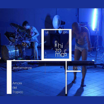 Artyści w trakcie występu, niebieskie tło