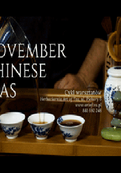 Zdjęcie mężyczyzny rozlewającego herbatę