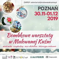 Plakat: 4 kolorowe bombki wiszą na sznureczkach.