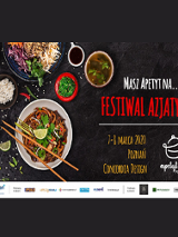 Zdjęcia potraw na ciemnym tle, po prawej kolorowe napisy