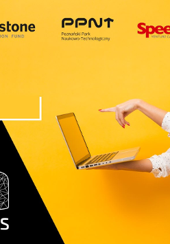 Żółto-czarna grafika, po rawej zdjęcie kobiety trzymającej w ręce laptopa, po lewej tytuł wydarzenia i data