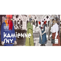 4 postacie ludzkie z głowami zwierząt, m.in. zająca i słonia, stojące na dziedzińcu. Po lewej biały napis - tytuł spektaklu.