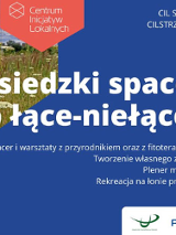 Na niebieskim tle białe litery. W lewym górnym rogu łąka.