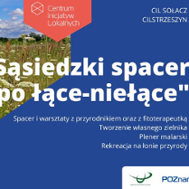 Na niebieskim tle białe litery. W lewym górnym rogu łąka.