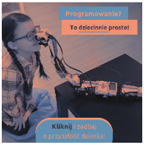 Po lewej dziewczynka siedząca na podłodze, po prawej mały robot na stoliku.