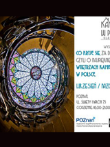 Plakat z informacjami o wydarzeniu zawartymi w tekście i zdjęciem wnętrza kamienicy. Widok z góry na klatkę schodową.