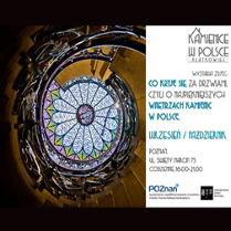 Plakat z informacjami o wydarzeniu zawartymi w tekście i zdjęciem wnętrza kamienicy. Widok z góry na klatkę schodową.