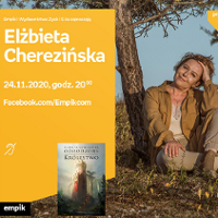 Elżbieta Cherezińka siedzi na wyschniętej trawie pod drzewem.