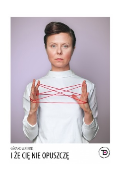 Kobieta. Palce obu dłoni są połączone sznureczkiem tworząc siatkę.