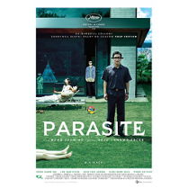 Mężczyzna z zasłoniętymi oczami stoi na trawniku. Na leżakach kobieta i mężczyzna również z zasłoniętymi oczami. Kolejny mężczyzna wychodzi z domu. Na dole tytuł filmu.