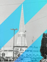 Napis historie z iglicą w tle podziel się wspomnieniami, obok czarno-białe zdjęcie targów i przejeżdżających obok samochodów.