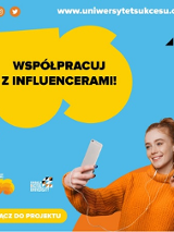 Uśmiechnięta kobieta ze smartfonem i słuchawkami na uszach. Na górze napis: Współpracuj z influencerami! Na dole napis: Dołącz do projektu.