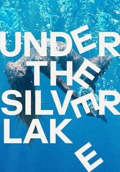 Kobieta pod wodą, brzuchem i twarzą skierowana ku górze. Biały napis