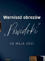 Pokój z granatową ścianą. Na ścianie zawieszony kolorowy obraz. Pod obrazem kanapa.