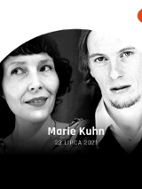 Kobieta i mężczyzna, czarno-białe zdjęcie. Obok mikrofon.