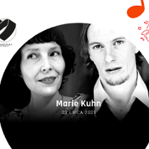 Kobieta i mężczyzna, czarno-białe zdjęcie. Obok mikrofon.