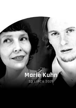 Kobieta i mężczyzna, czarno-białe zdjęcie. Obok mikrofon.