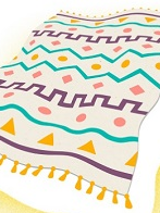 Kolorowy dywan w geometryczne kształty.