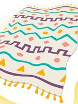 Kolorowy dywan w geometryczne kształty.