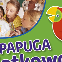Po lewej: dzieci przy globusie. Po prawej: papuga. Na dole napis: Papuga.