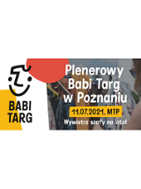 Biało-czarne napisy z nazwą wydarzenia. W tle kobieta przeglądająca ubrania na wieszakach.