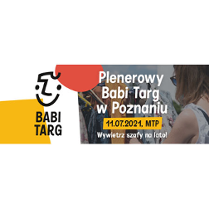 Biało-czarne napisy z nazwą wydarzenia. W tle kobieta przeglądająca ubrania na wieszakach.