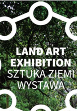 Drzewa w parku. Na górze koło z łańcucha. W srodku napis: Aand Art Exhibition Sztuka Ziemi wystawa.