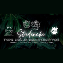 Na ciemnozielonym tle biały napis - nazwa wydarzenia. W tle zarys roślin, paproci itd.