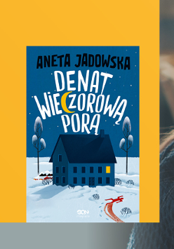 Kobieta w okularach, trzyma kawę w białej filiżance. Obok okładka książki, na której jest ilustracja z domem otoczonym śniegiem w środku nocy.