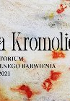 Biały materiał z kolorowymi plamami. Na nim napis.