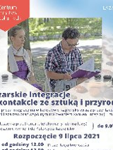 Kobieta i mężczyzna siedzą na krzesłach obok siebie. Mężczyzna czyta książkę. Pod spodem napis: Łazarskie integracje ze sztuką i przyrodą.