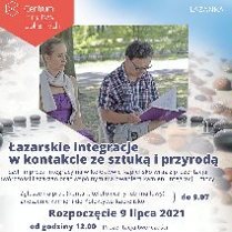 Kobieta i mężczyzna siedzą na krzesłach obok siebie. Mężczyzna czyta książkę. Pod spodem napis: Łazarskie integracje ze sztuką i przyrodą.