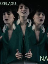 Trzy postacie tej samej kobiety śpiewającej z rękami uniesionymi w górze.