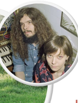 Dwa zdjęcia- na jednym kobieta i mężczyzna, za nimi instrument klawiszowy. Na drugim zdjęciu również mężczyzna i kobieta, stojący na łące.