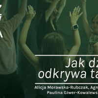 Dzieci tańczą z rękami w górze.