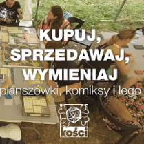 Ludzie przy stolikach na zewnątrz, grają w gry planszowe. Napis "kupuj, sprzedawaj, wymieniaj planszówki, komiksy i lego"