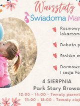 Dziewczynka całuje ciężarną mamę w brzuch.