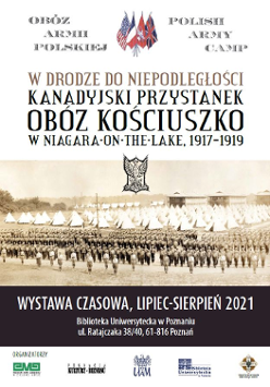 Pożółkłe zdjęcie przedstawiająca stojąco na baczność armie na tle namiotów. Wokół zdjęcia informacje o wystawie.
