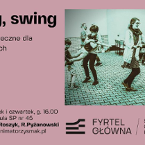 Dorośli i dzieci tańczący na placu.